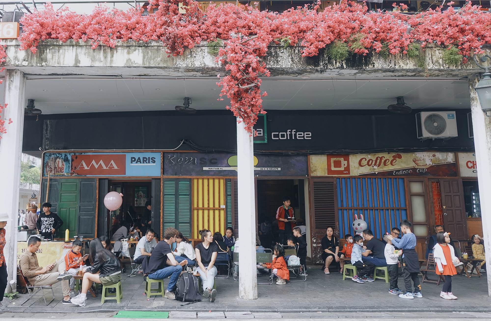 Hà Nội ngày cuối cùng của 2023: Dân tình thảnh thơi ngồi cà phê, khu vực trung tâm đông nghịt người vui chơi- Ảnh 7.
