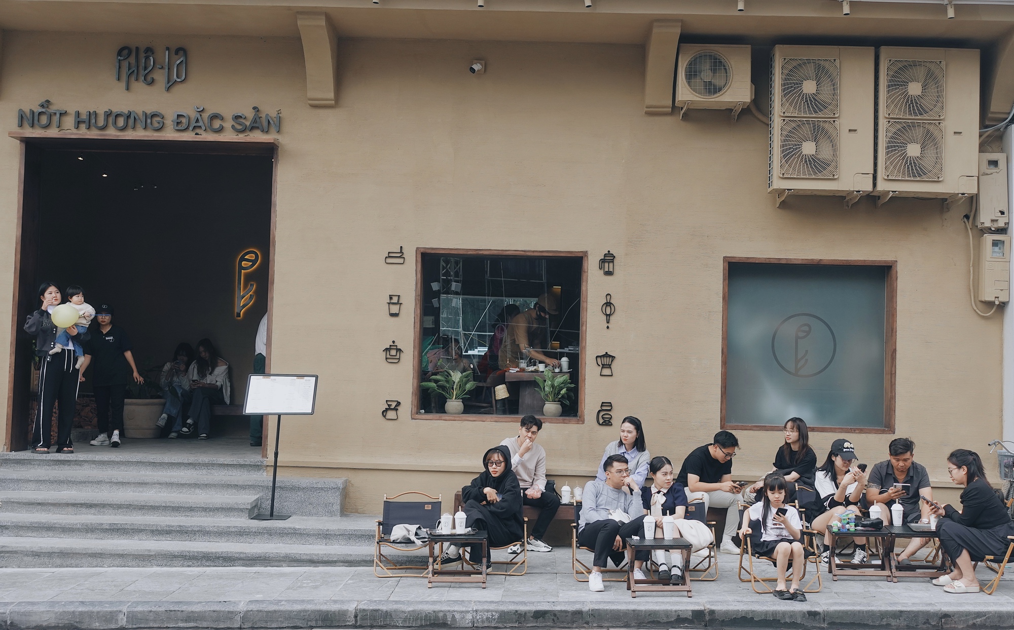 Hà Nội ngày cuối cùng của 2023: Dân tình thảnh thơi ngồi cà phê, khu vực trung tâm đông nghịt người vui chơi- Ảnh 8.