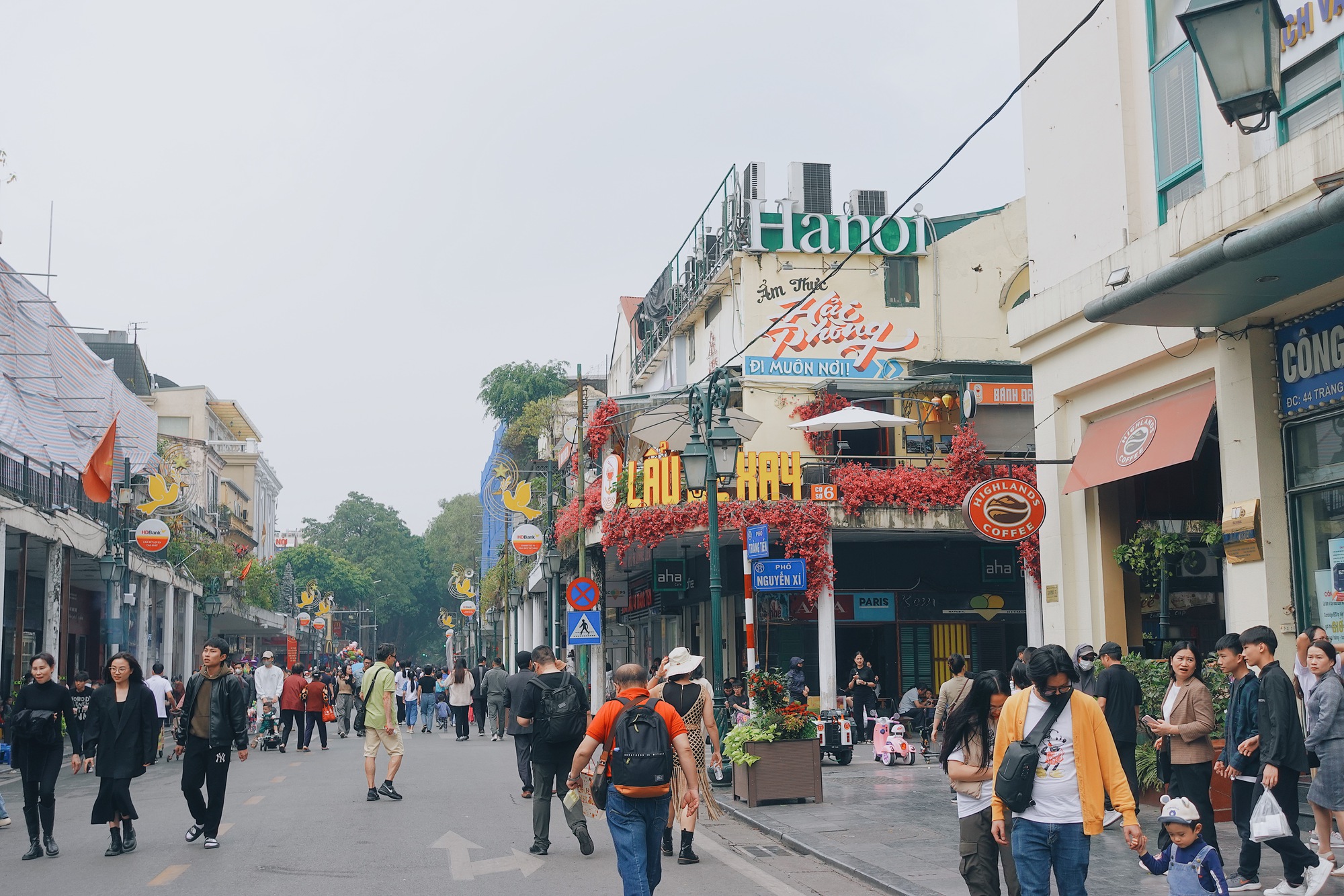 Hà Nội ngày cuối cùng của 2023: Dân tình thảnh thơi ngồi cà phê, khu vực trung tâm đông nghịt người vui chơi- Ảnh 10.