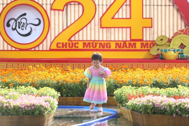 Đường phố TPHCM 'thay áo mới' đón Tết, người dân thích thú 'check - in' - Ảnh 4.