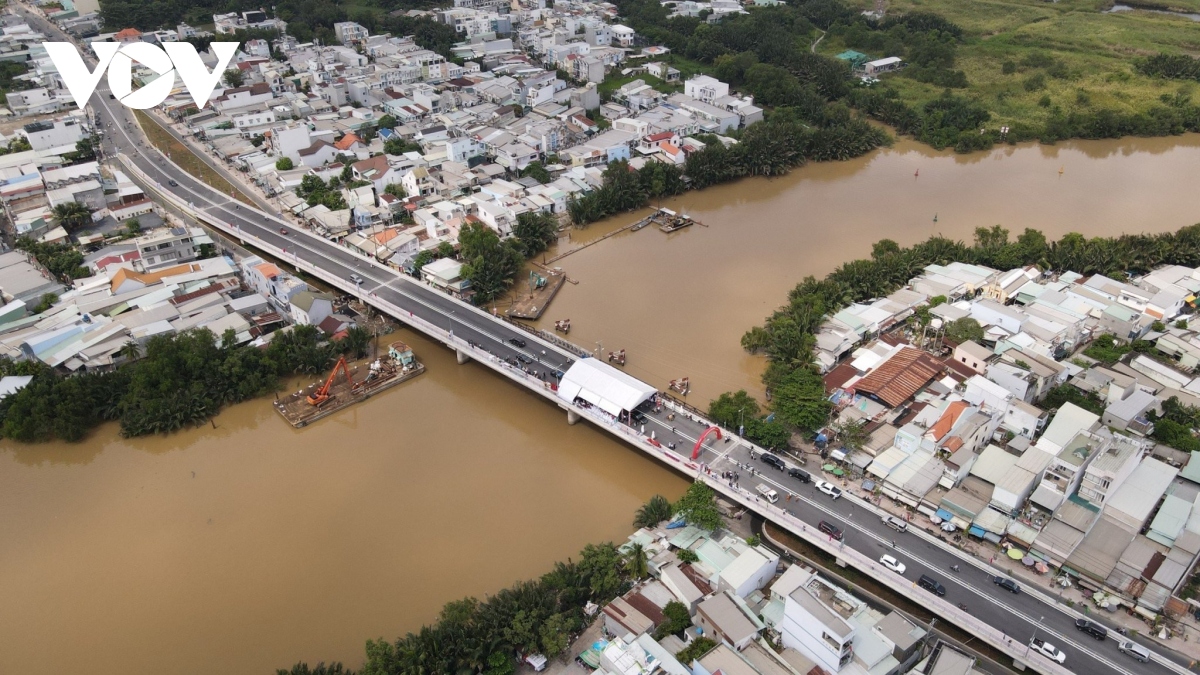 Kinh tế TP.HCM vững vàng trong “cơn gió ngược” - Ảnh 3.