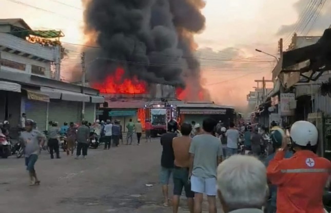 Cháy chợ Châu Long ở vùng biên An Giang - Ảnh 1.