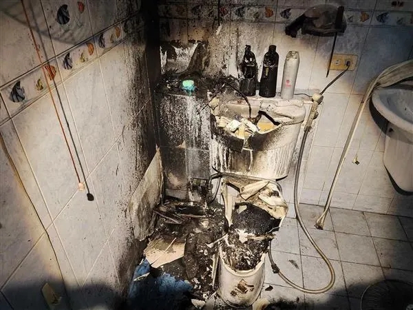 Một nhà vệ sinh phát nổ, phòng tắm cháy đen: Chuyên gia &quot;chỉ mặt&quot; thủ phạm là thiết bị nhà nào cũng có - Ảnh 1.