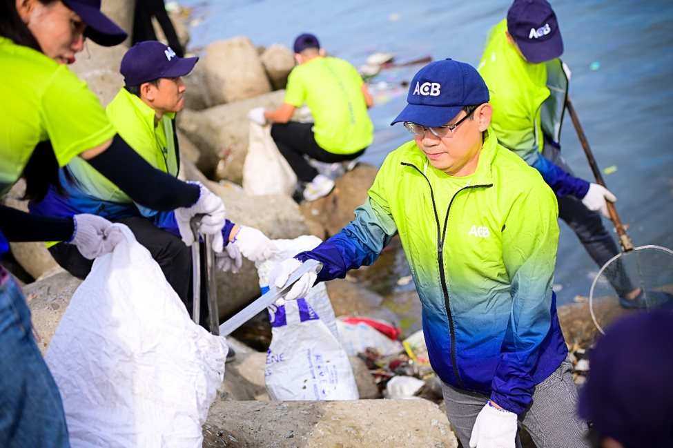 ACB tham gia dọn rác bãi biển trong Ngày Vì môi trường Phú Quốc - Ảnh 2.