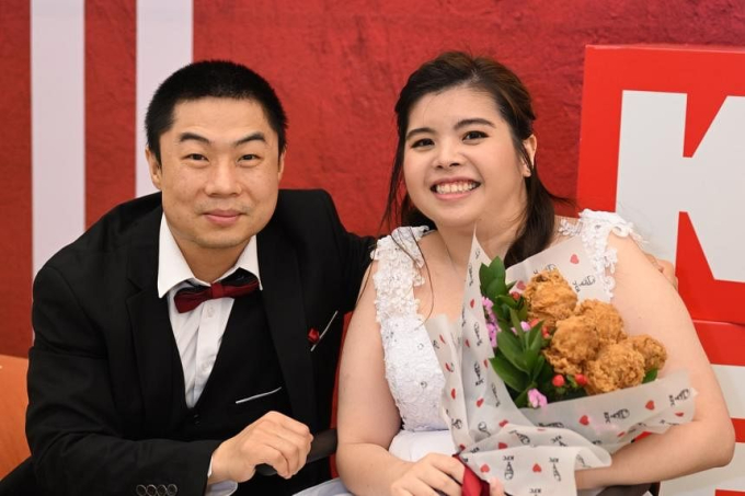 Làm đám cưới ngập gà KFC, cô dâu chú rể khiến dân mạng cười bò: Đến bó hoa cũng độc nhất! - Ảnh 1.