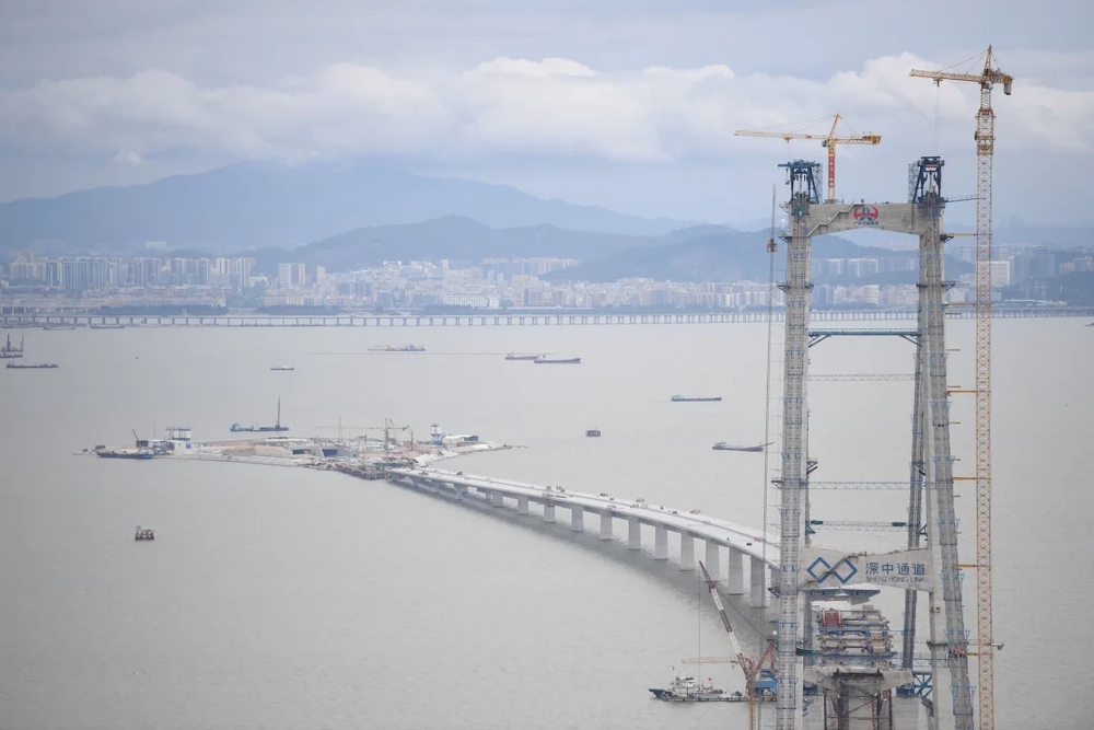 Trung Quốc: Siêu dự án cầu xuyên biển 6,7 tỷ USD lập kỷ lục thế giới lát nhựa chỉ trong 1 ngày - Ảnh 2.