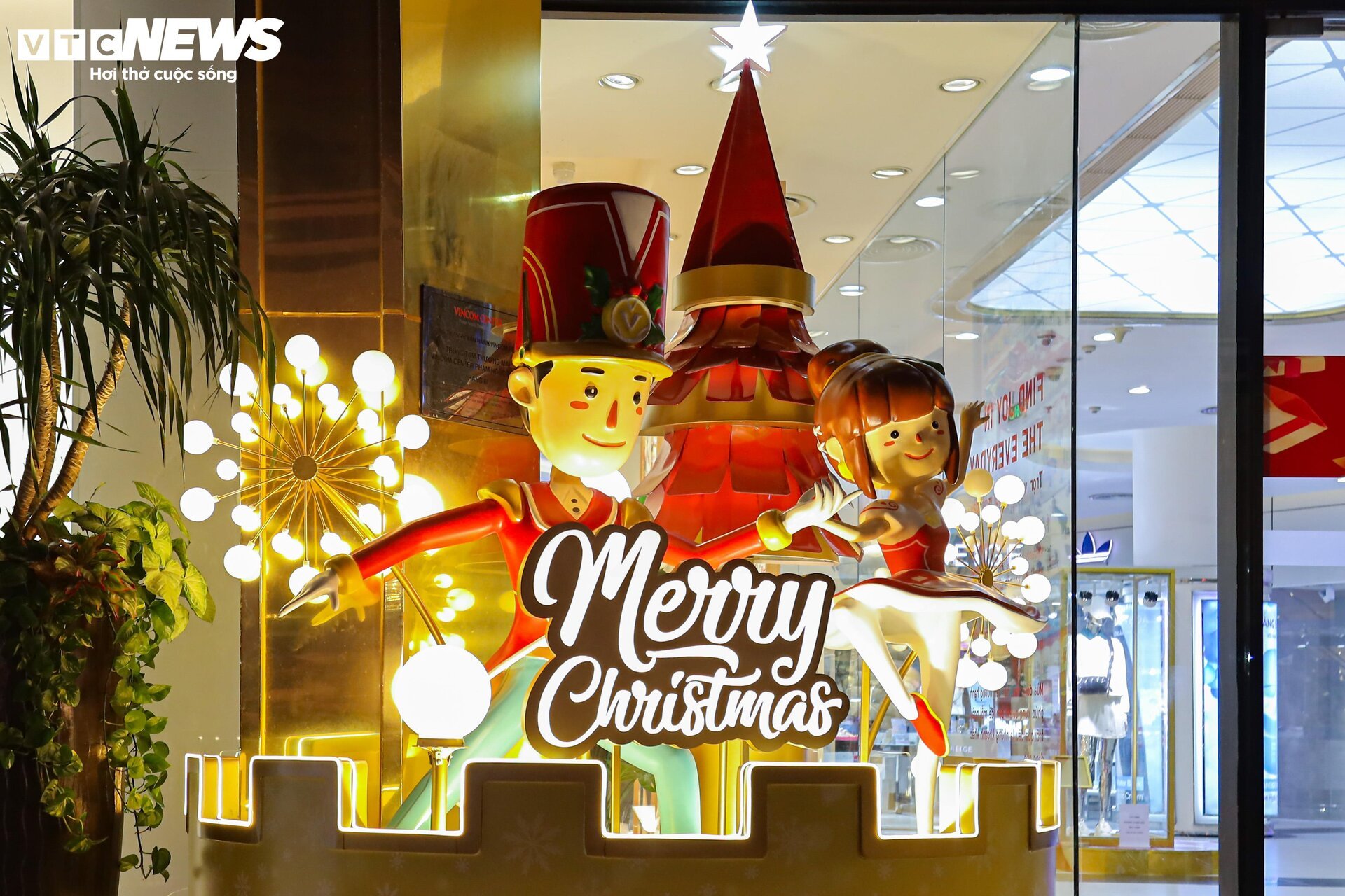 Trung tâm thương mại Hà Nội trang hoàng lộng lẫy đón Giáng sinh 2023 - Ảnh 2.