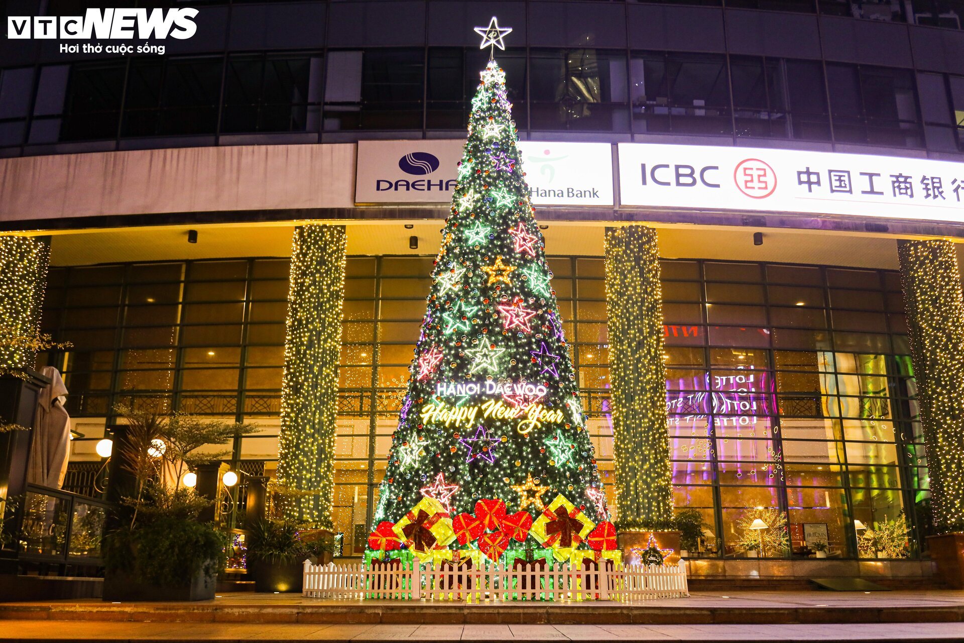 Trung tâm thương mại Hà Nội trang hoàng lộng lẫy đón Giáng sinh 2023 - Ảnh 12.