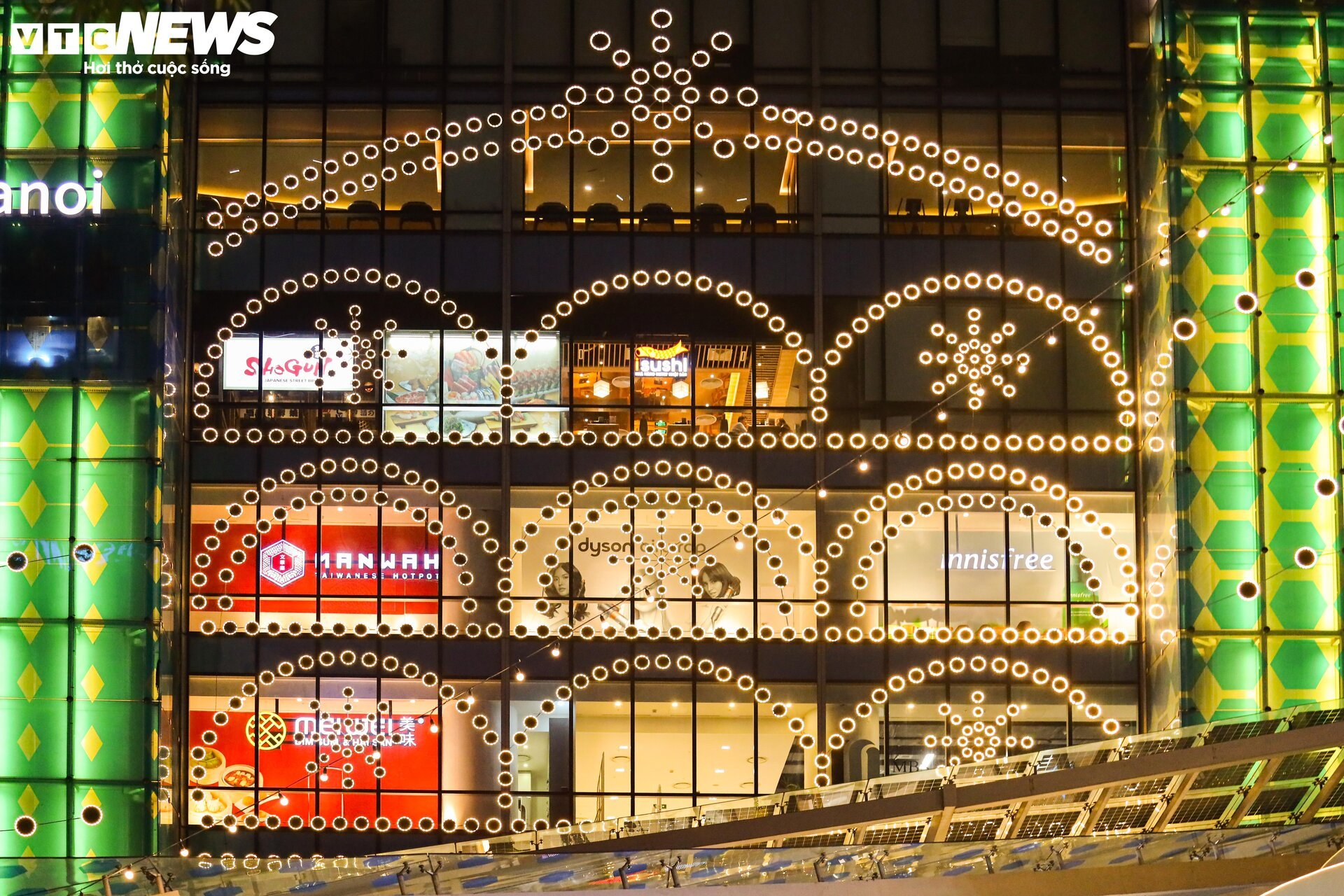 Trung tâm thương mại Hà Nội trang hoàng lộng lẫy đón Giáng sinh 2023 - Ảnh 11.