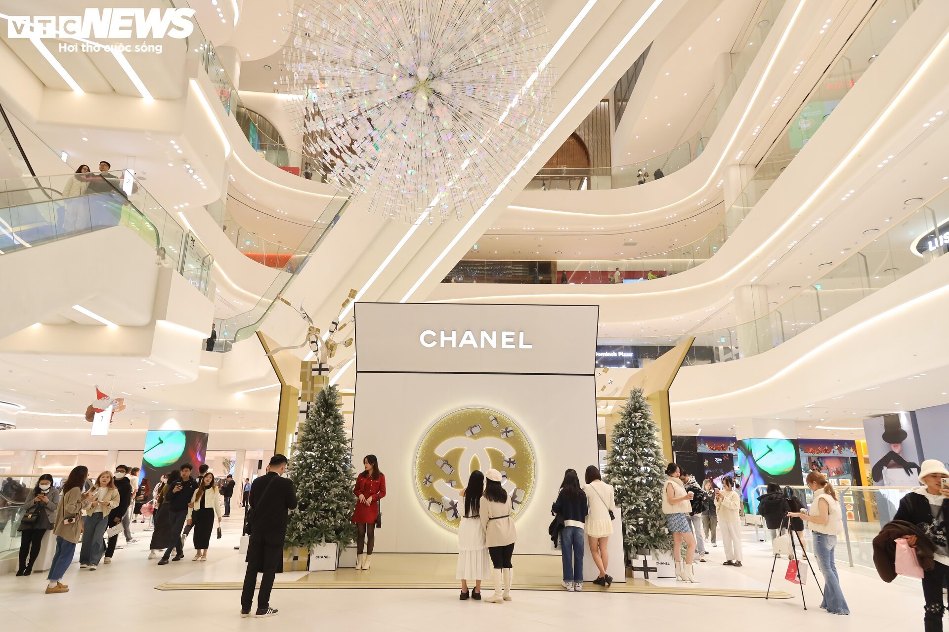 Trung tâm thương mại Hà Nội trang hoàng lộng lẫy đón Giáng sinh 2023 - Ảnh 20.