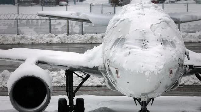 Chùm ảnh: Sân bay châu Âu "đóng băng" bởi tuyết trắng, tạo nên cảnh tượng chưa từng có trong lịch sử
