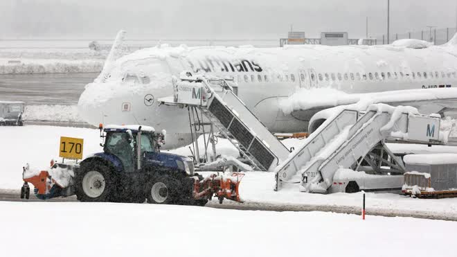 Chùm ảnh: Sân bay châu Âu đóng băng bởi tuyết trắng, tạo nên cảnh tượng chưa từng có trong lịch sử - Ảnh 5.