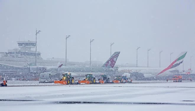 Chùm ảnh: Sân bay châu Âu "đóng băng" bởi tuyết trắng, tạo nên cảnh tượng chưa từng có trong lịch sử