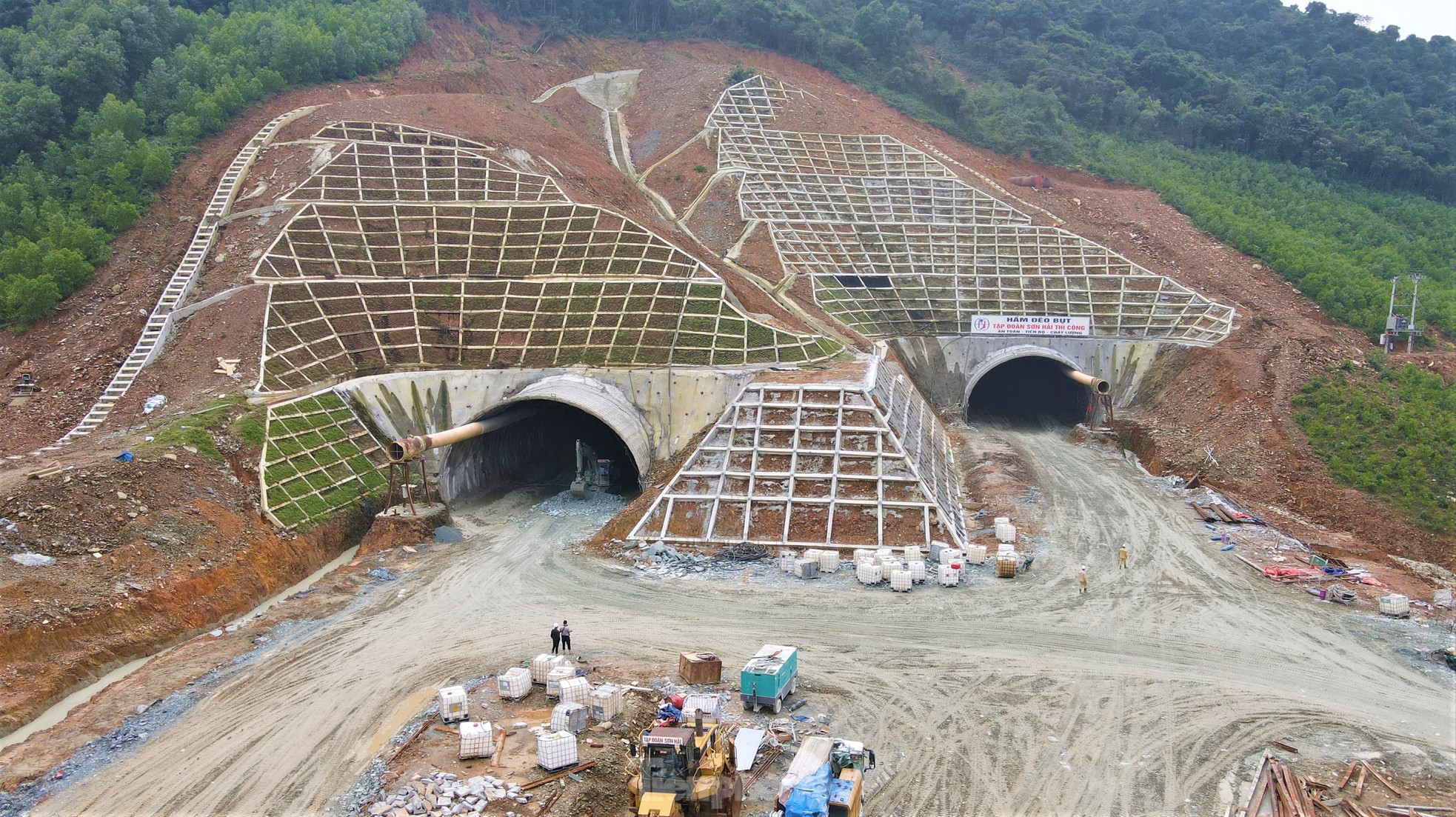 Cận cảnh robot đào hầm xuyên núi trên cao tốc qua Hà Tĩnh - Ảnh 1.