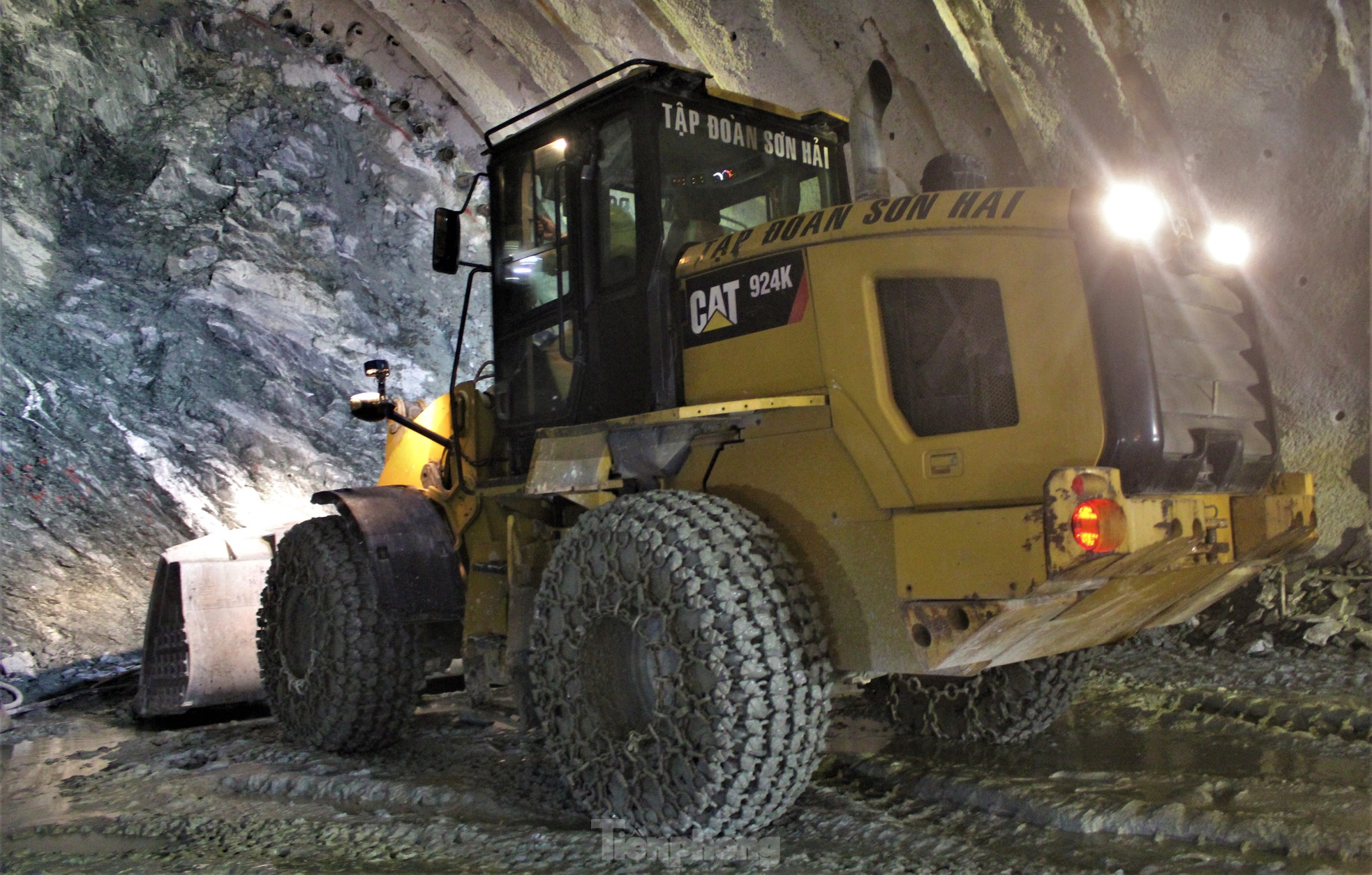 Cận cảnh robot đào hầm xuyên núi trên cao tốc qua Hà Tĩnh - Ảnh 13.