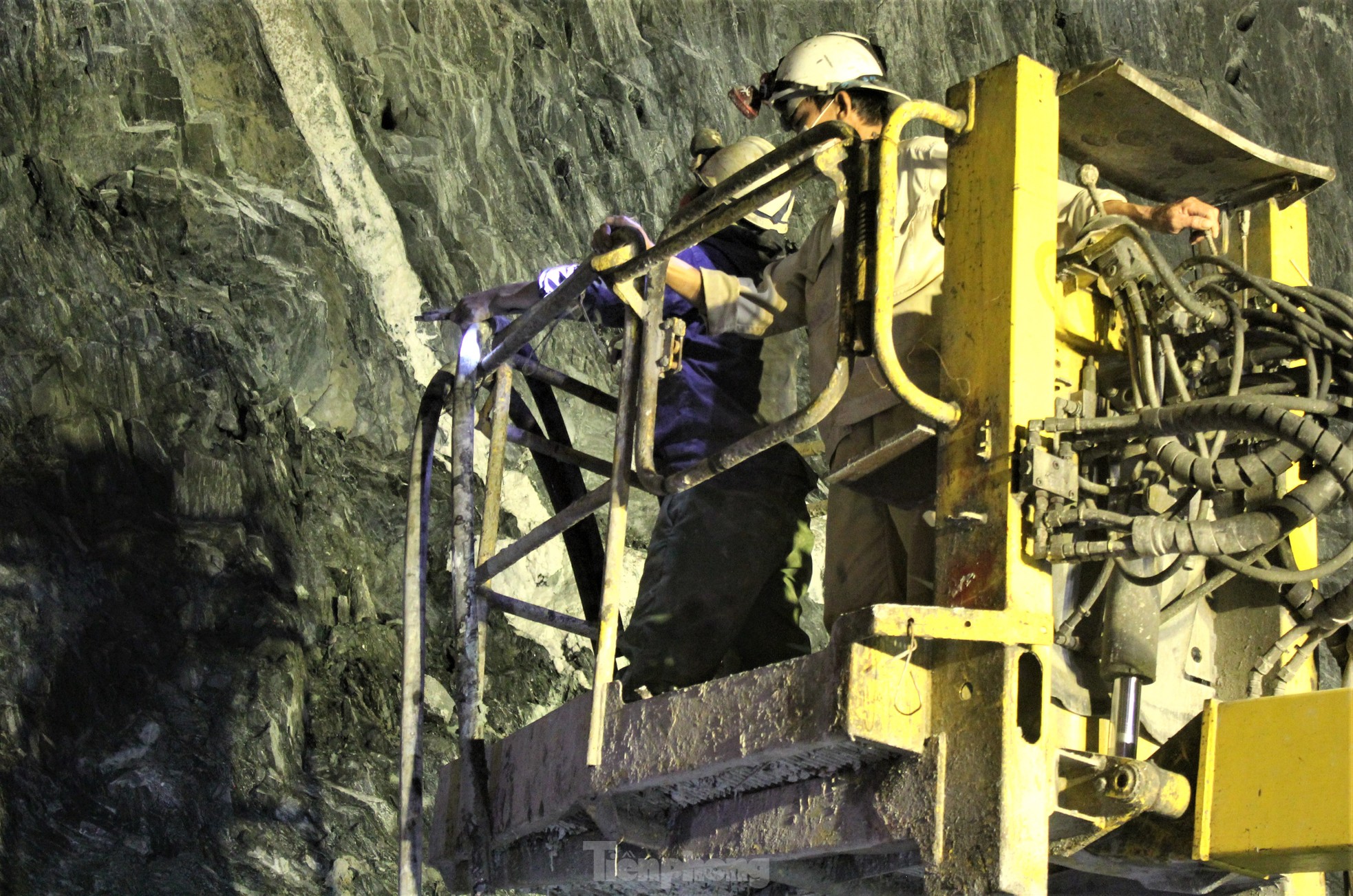 Cận cảnh robot đào hầm xuyên núi trên cao tốc qua Hà Tĩnh - Ảnh 7.