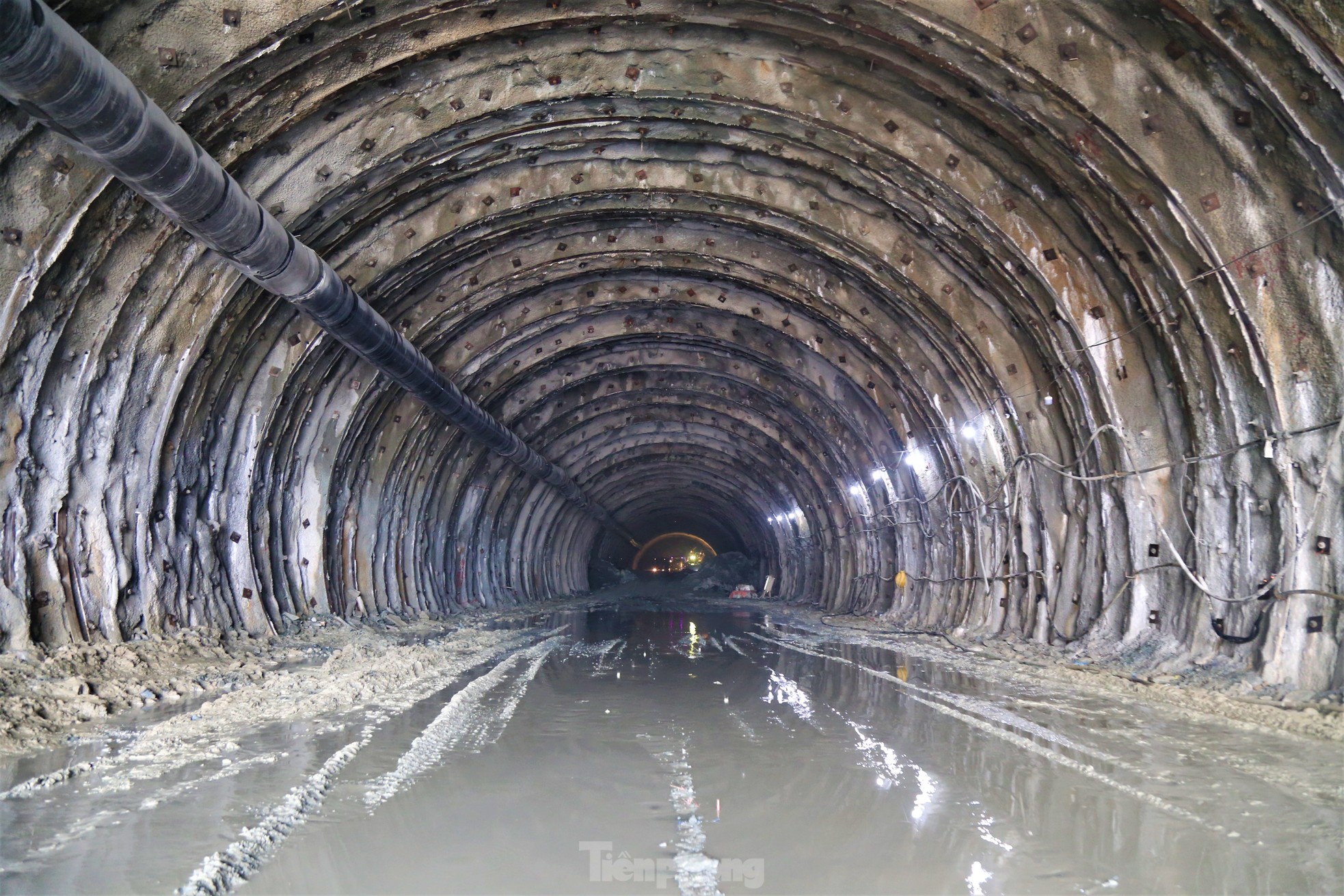 Cận cảnh robot đào hầm xuyên núi trên cao tốc qua Hà Tĩnh - Ảnh 12.