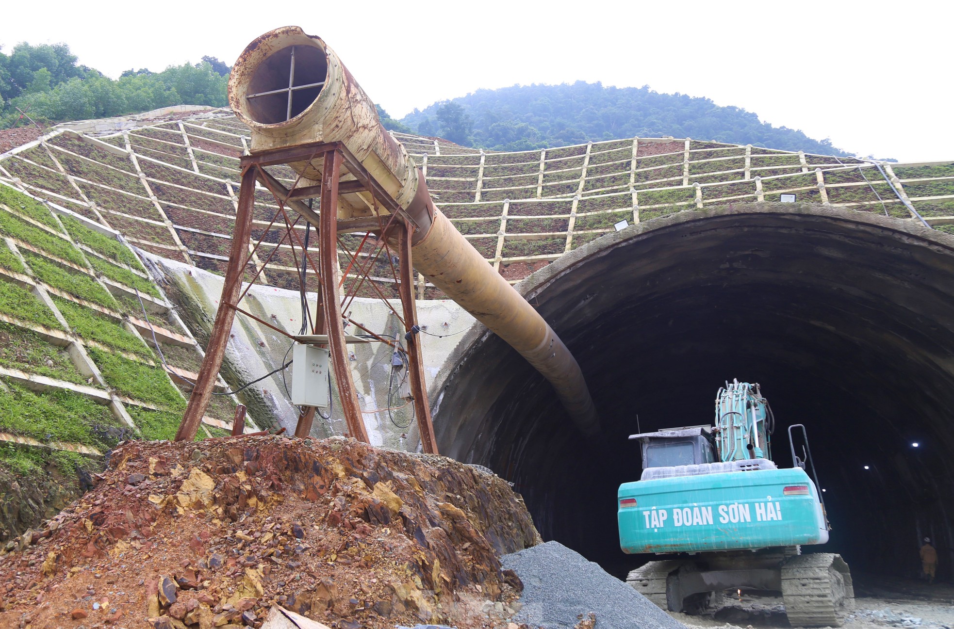 Cận cảnh robot đào hầm xuyên núi trên cao tốc qua Hà Tĩnh - Ảnh 14.