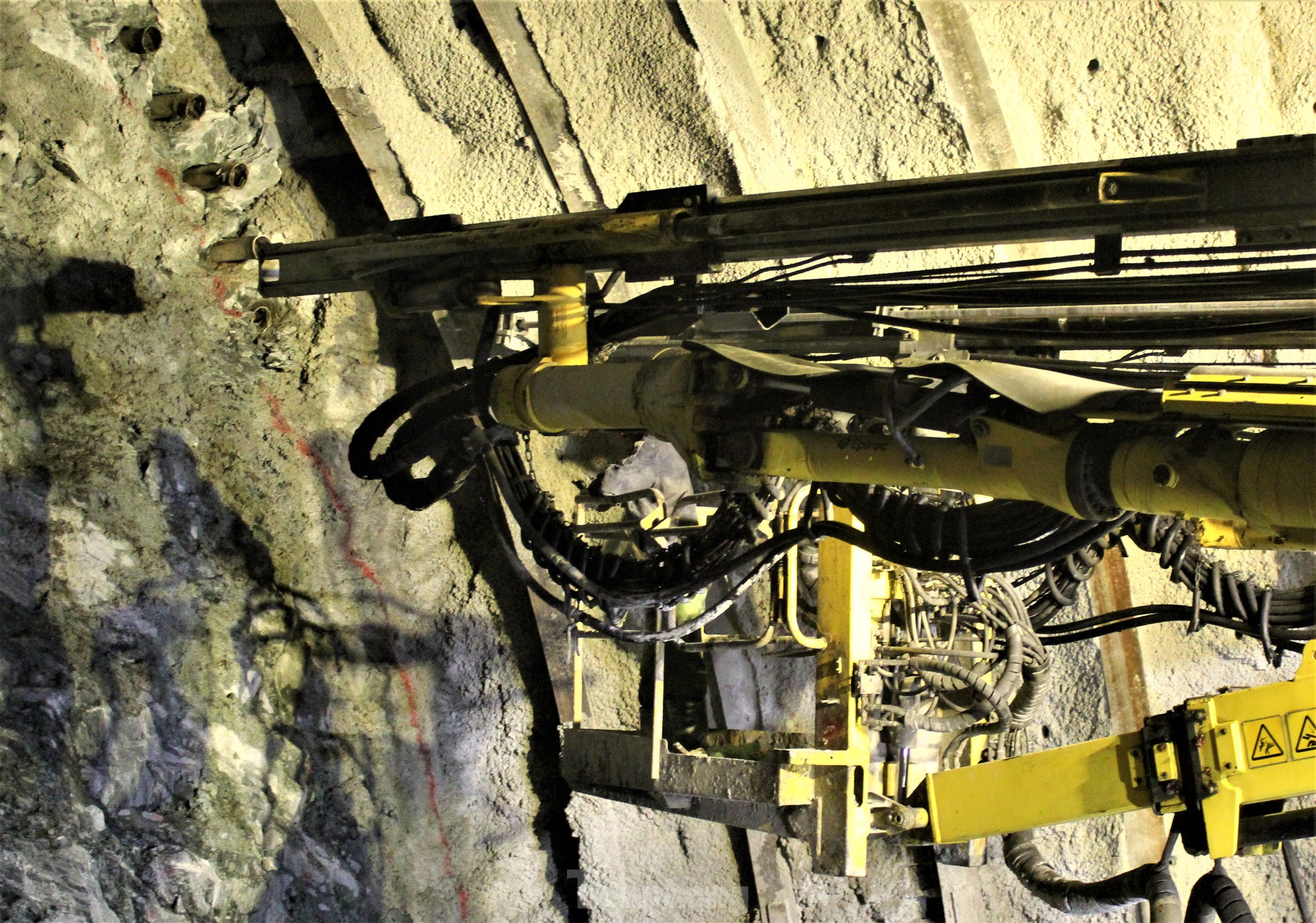 Cận cảnh robot đào hầm xuyên núi trên cao tốc qua Hà Tĩnh - Ảnh 10.