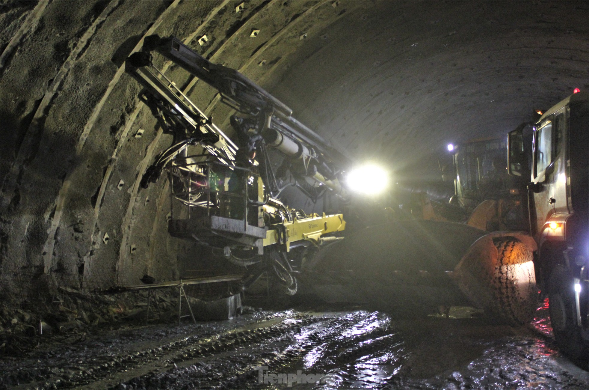 Cận cảnh robot đào hầm xuyên núi trên cao tốc qua Hà Tĩnh - Ảnh 11.