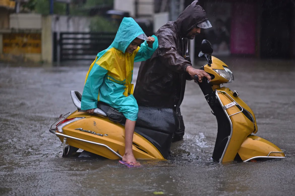 Chùm ảnh: Sân bay và đường phố biến thành sông" do bão, tạo nên cảnh tượng khó tin tại quốc gia châu Á - Ảnh 1.