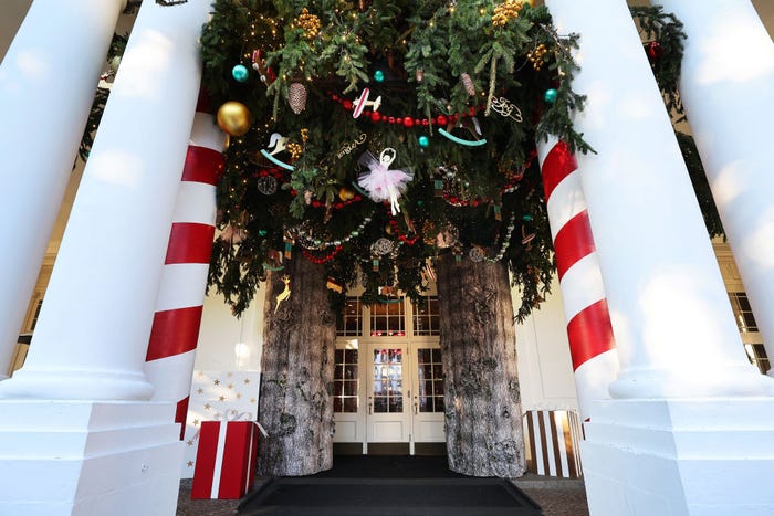 Đệ nhất phu nhân trang hoàng Nhà Trắng đón Giáng sinh: Giăng hơn 140,000 bóng đèn, tậu 98 cây thông gây choáng ngợp- Ảnh 2.