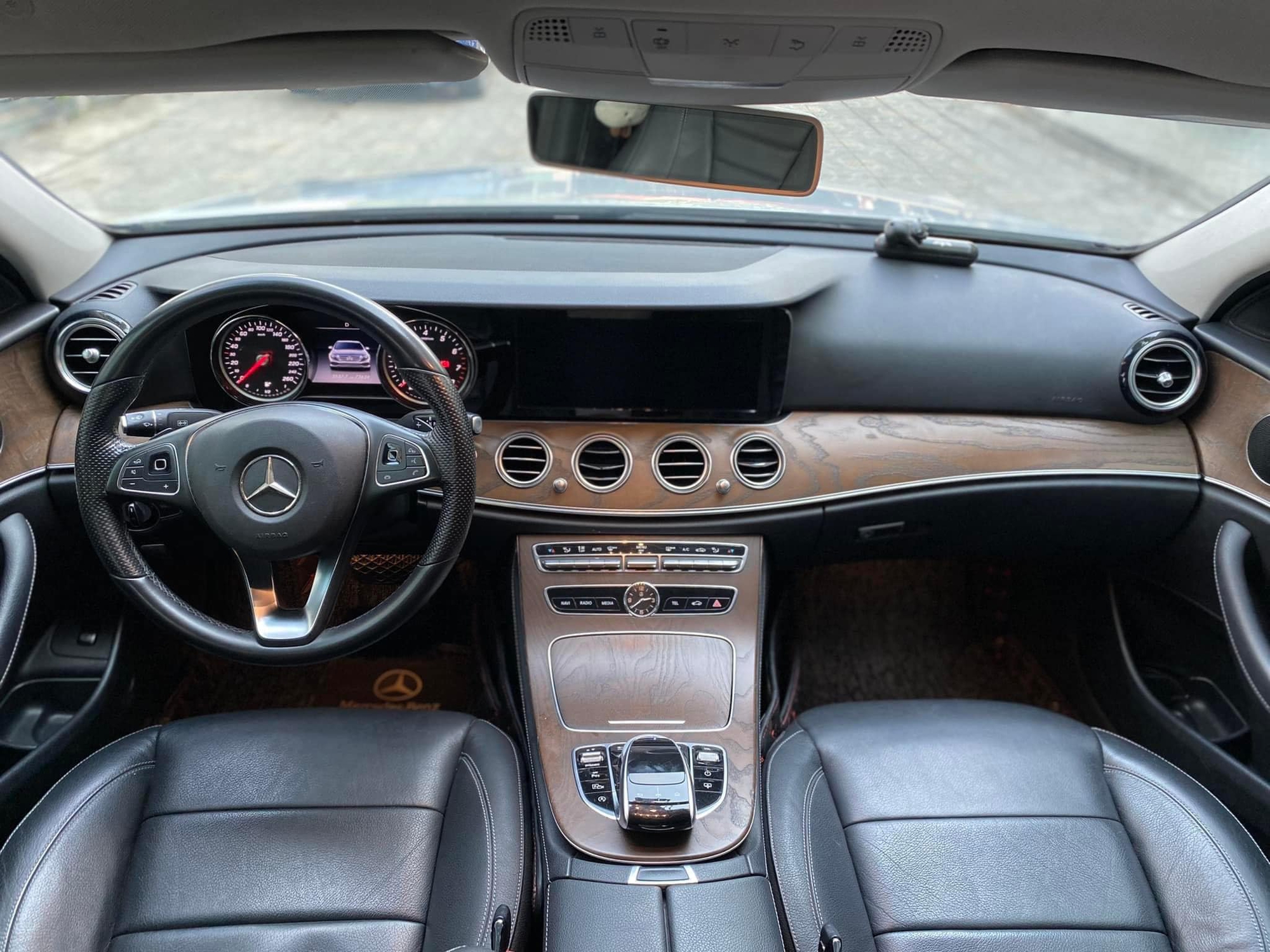 Mercedes-Benz E 200 2018 được rao bán đắt bất ngờ nhờ lý lịch đặc biệt - Ảnh 3.