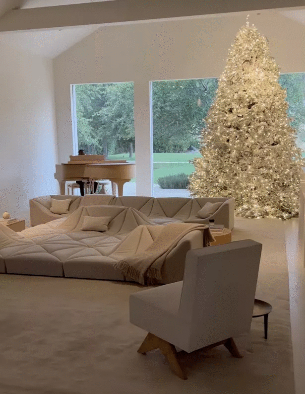 Chơi Noel đẳng cấp như Kim Kardashian: Giăng đèn sáng rực biệt thự 60 triệu USD, có hẳn rừng thông mini trong nhà - Ảnh 10.