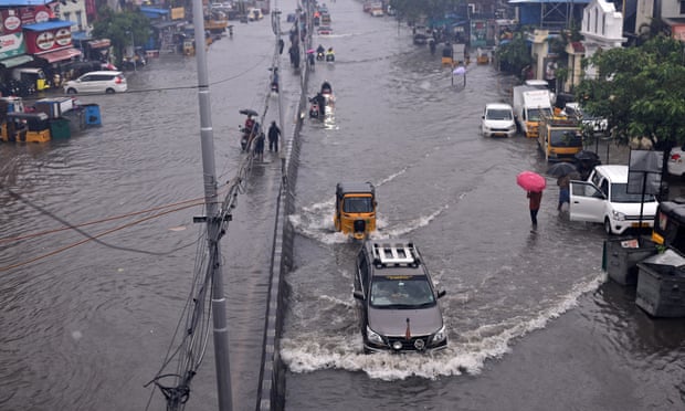 Chùm ảnh: Sân bay và đường phố biến thành sông" do bão, tạo nên cảnh tượng khó tin tại quốc gia châu Á - Ảnh 2.