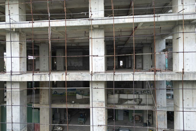 Những toà nhà “chết đứng” ở Hà Nội xây dựng xuyên thập kỷ vẫn chưa hoàn thiện - Ảnh 4.