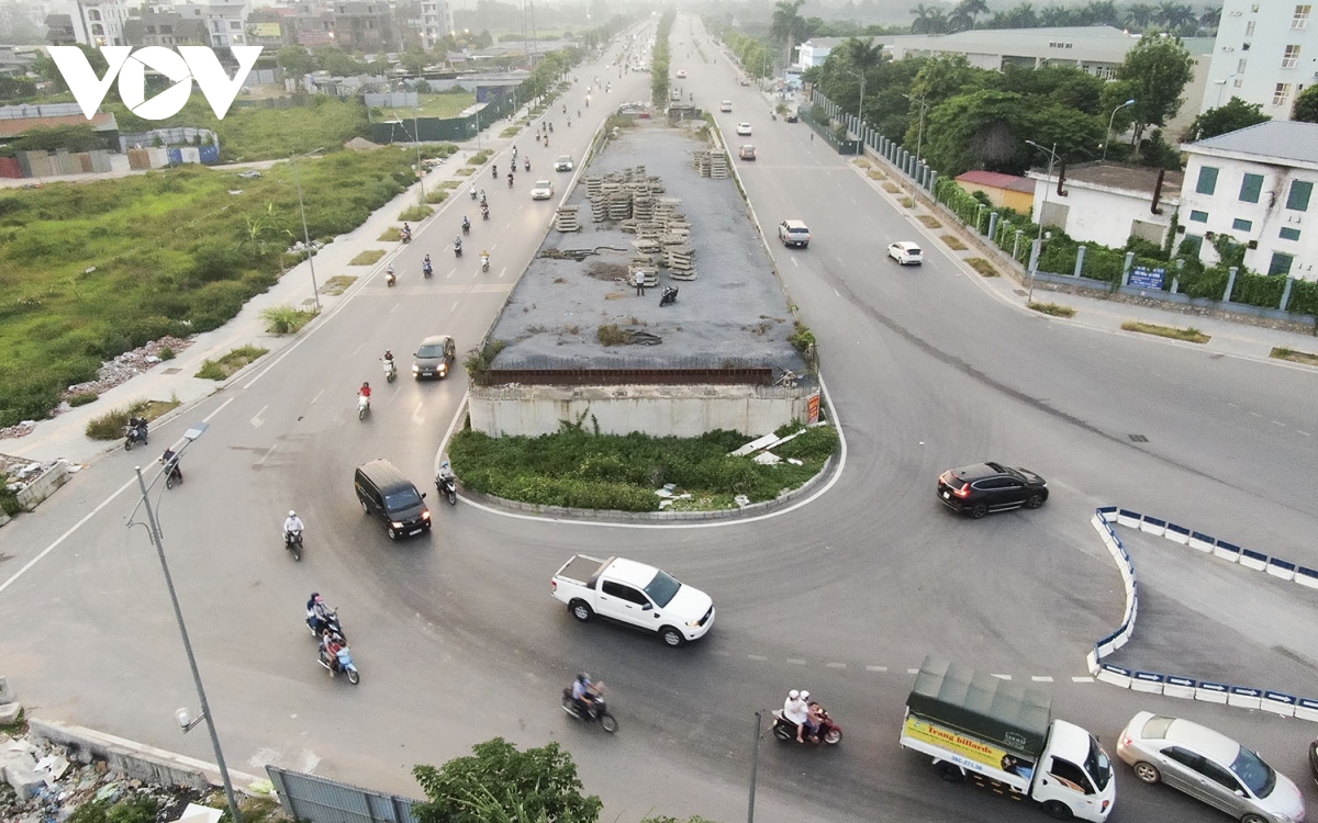 Cây cầu vượt xây dở bị “lãng quên” trên đại lộ nghìn tỷ ở Hà Nội - Ảnh 1.