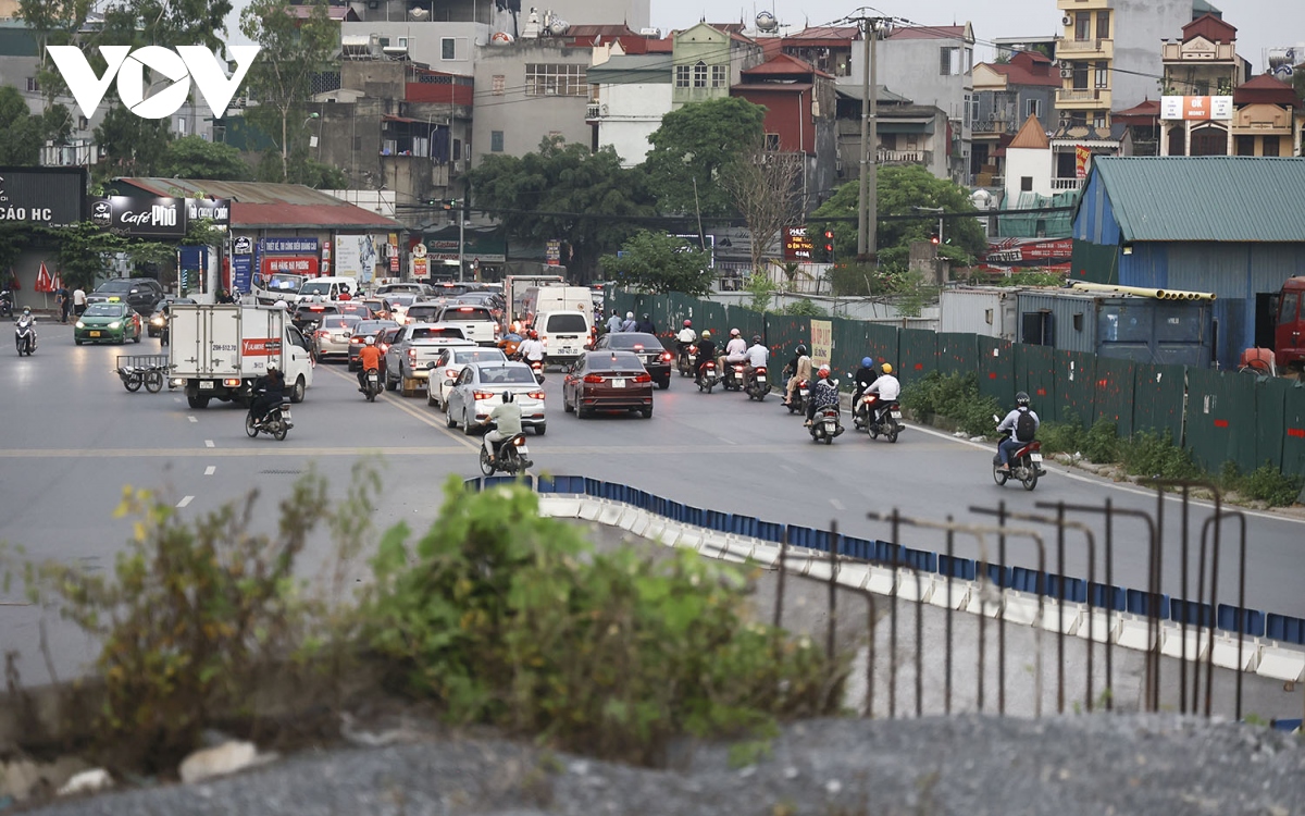 Cây cầu vượt xây dở bị “lãng quên” trên đại lộ nghìn tỷ ở Hà Nội - Ảnh 3.