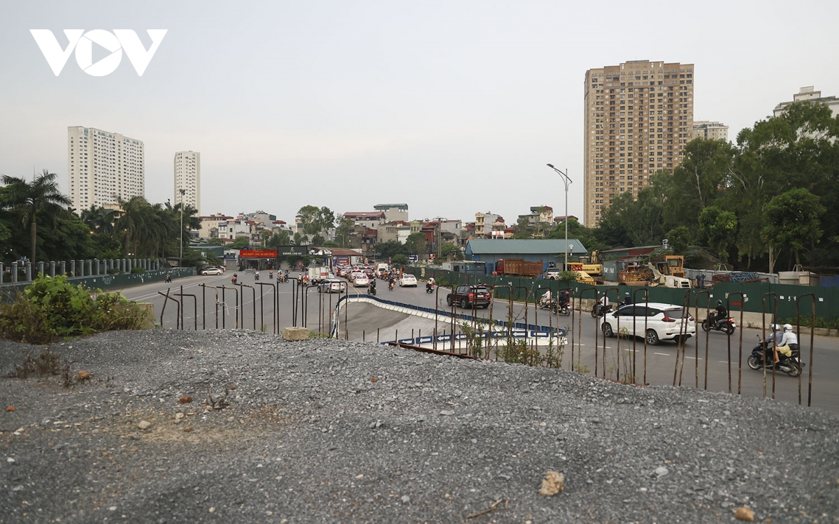 Cây cầu vượt xây dở bị “lãng quên” trên đại lộ nghìn tỷ ở Hà Nội - Ảnh 2.