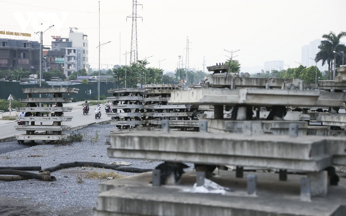 Cây cầu vượt xây dở bị “lãng quên” trên đại lộ nghìn tỷ ở Hà Nội - Ảnh 6.