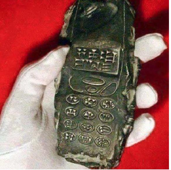 Khai quật mộ cổ, chuyên gia bất ngờ tìm thấy 'điện thoại Nokia' 800 năm tuổi - Ảnh 1.
