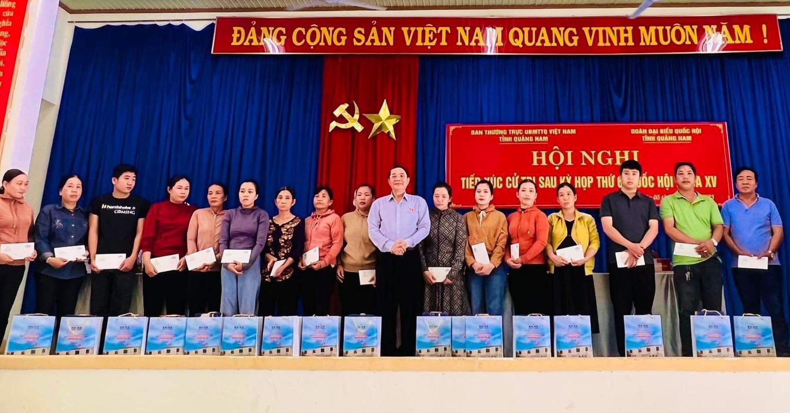 Tiếp xúc cử tri tại Quảng Nam: Cán bộ nhũng nhiễu, hành dân khi làm thủ tục đất đai - Ảnh 10.