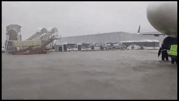 Chùm ảnh: Sân bay và đường phố biến thành sông" do bão, tạo nên cảnh tượng khó tin tại quốc gia châu Á - Ảnh 4.