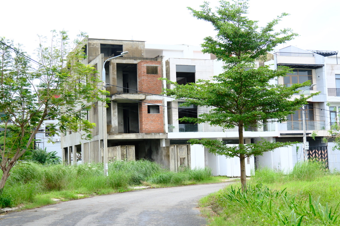 Loạt shophouse tiền tỉ bỏ hoang bên sông Hàn- Ảnh 4.