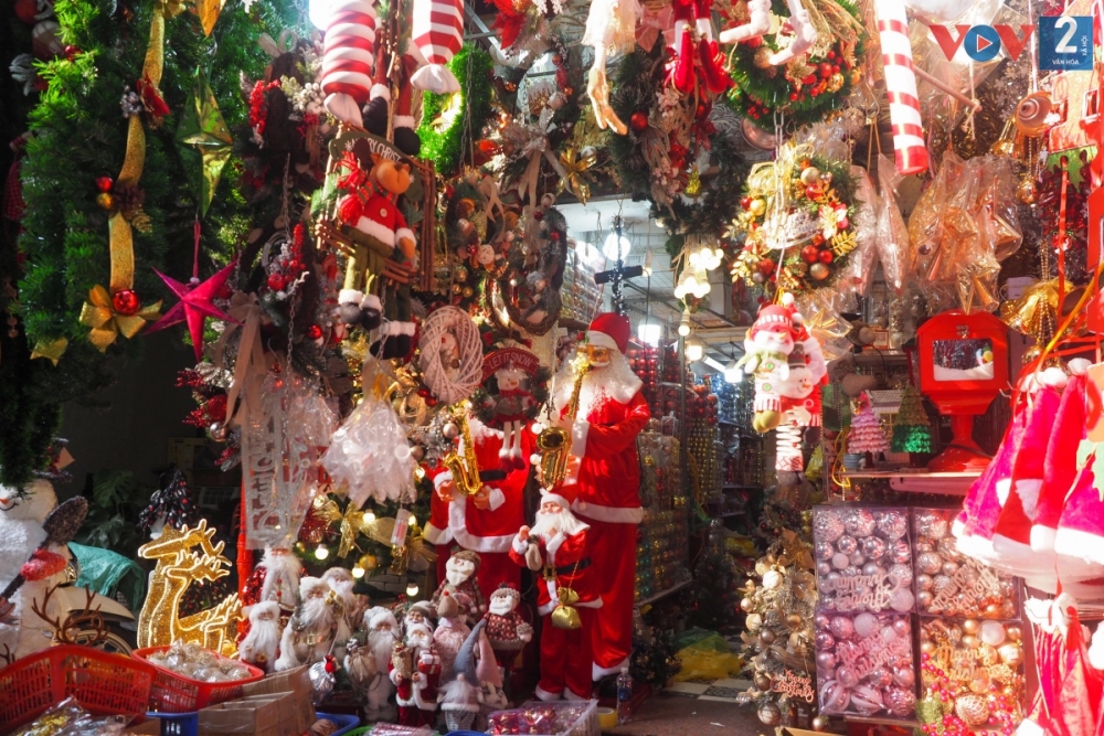 Không khí Noel tràn ngập trên phố Hàng Mã, Hà Nội - Ảnh 2.