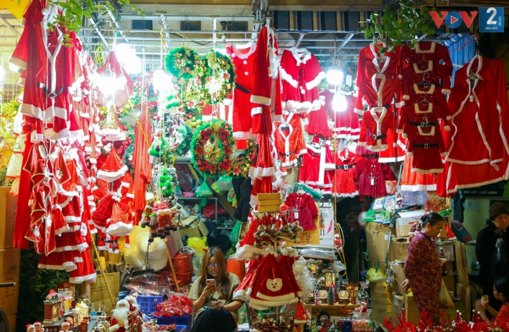Không khí Noel tràn ngập trên phố Hàng Mã, Hà Nội - Ảnh 7.