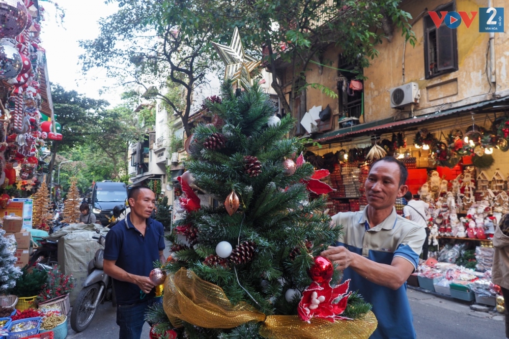 Không khí Noel tràn ngập trên phố Hàng Mã, Hà Nội - Ảnh 9.