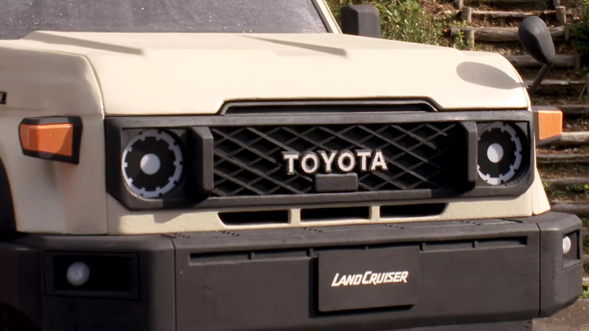 Ảnh 2 người nhấc bổng chiếc Toyota Land Cruiser gây sốt nhưng đây mới là sự thật- Ảnh 3.
