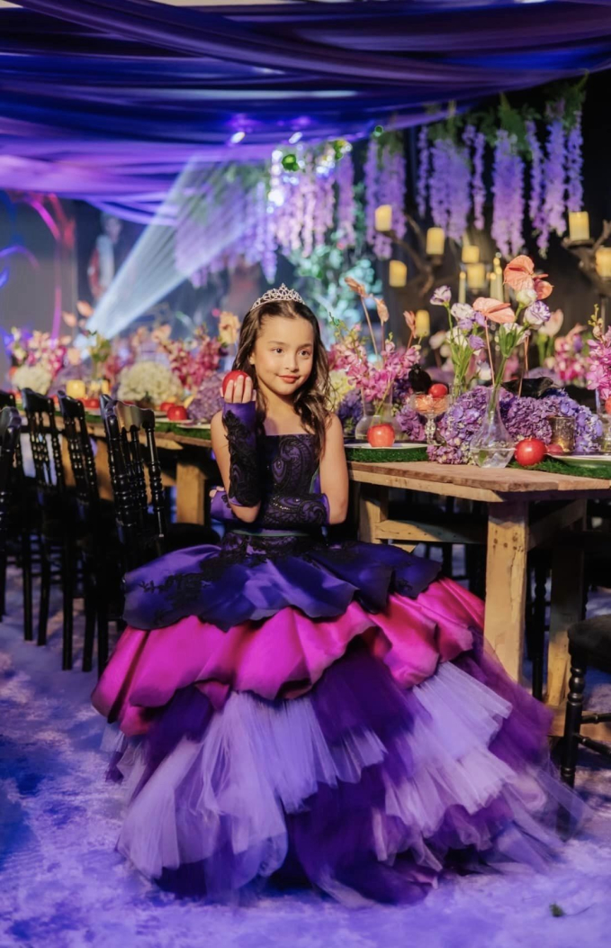 Clip hot: Ái nữ nhà mỹ nhân đẹp nhất Philippines hóa thân thành công chúa trong tiệc sinh nhật 8 tuổi, khiến 250 ngàn người phát sốt - Ảnh 1.