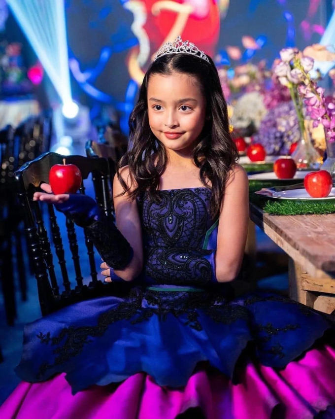 Clip hot: Ái nữ nhà mỹ nhân đẹp nhất Philippines hóa thân thành công chúa trong tiệc sinh nhật 8 tuổi, khiến 250 ngàn người phát sốt - Ảnh 2.