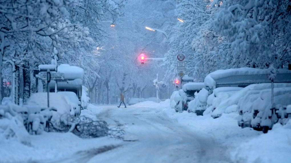 Tuyết rơi dày kỷ lục tại châu Âu dù Trái đất nóng lên - Ảnh 1.