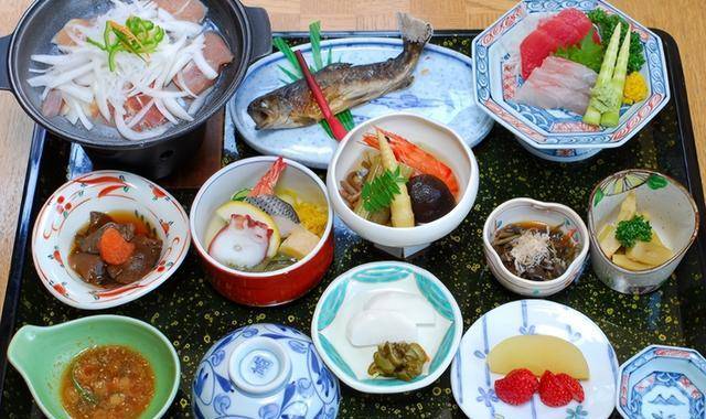 Không tập thể dục thường xuyên, nhưng người Nhật vẫn có tuổi thọ trung bình cao nhất thế giới: Chính là nhờ 3 điểm chung khi ăn uống này - Ảnh 1.