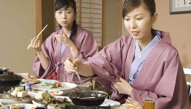 Không tập thể dục thường xuyên, nhưng người Nhật vẫn có tuổi thọ trung bình cao nhất thế giới: Chính là nhờ 3 điểm chung khi ăn uống này - Ảnh 2.