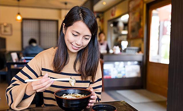Không tập thể dục thường xuyên, nhưng người Nhật vẫn có tuổi thọ trung bình cao nhất thế giới: Chính là nhờ 3 điểm chung khi ăn uống này - Ảnh 3.