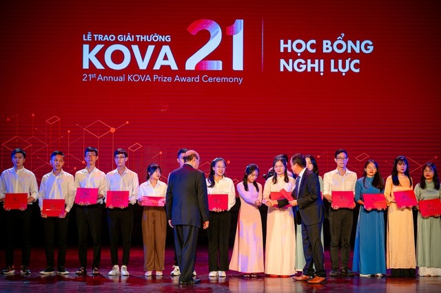 Chủ tịch Tập đoàn Sơn KOVA: Từ sinh viên nghèo mang 3 con vào đại học, tới bà chủ 12 công ty hoạt động ở 7 nước, gây quỹ học bổng cho sinh viên nghị lực - Ảnh 2.