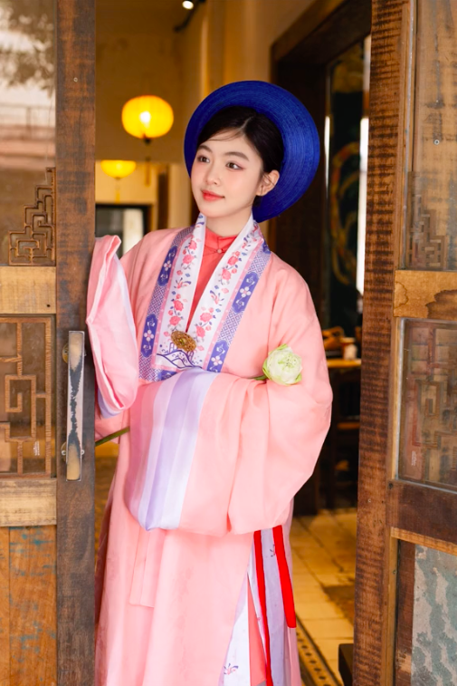 Con gái MC Quyền Linh lần đầu xuất hiện trong chiếc áo Nhật Bình khác lạ, netizen tấm tắc: Có nét đẹp xuyên thời gian!- Ảnh 2.